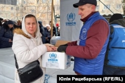 Волонтери видають допомгу постраждалим