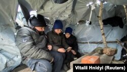 Українські діти під час онлайн-навчання в імпровізованому класі, побудованому власноруч із дерев’яних палок і поліетиленової плівки в селі на Харківщині (архівне фото)