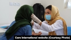 یک داکتر زن افغان هنگام ارائۀ خدمات صحی(آرشیف) 