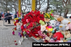 Квіти на місці ракетного удару по Дніпру, 17 січня 2023 року