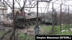 В селі досі можна побачити розбиті російські танки