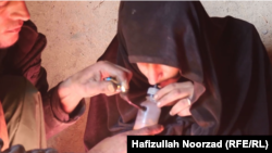 یک زن معتاد ولایت فراه (تصویر آرشیف)