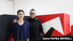 Художница Диана Воуба и студентка Амра Чичибая