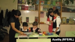 Эльмира Низамбиева (у) башлангыч сыйныф укучылары белән