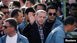 Эрдоган Стамбулдагы тажия учурунда. 17-июль, 2016-жыл.