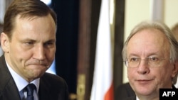 Министр иностранных дел Польши Радослав Сикорски (слева) и его белорусский коллега Сергей Мартынов 