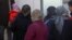 "Хизб-ут Тахрирге" мүчө деп соттолуп жаткандардын жакындары Ош облустук сотунун алдында турушат. 21-ноябрь, 2008
