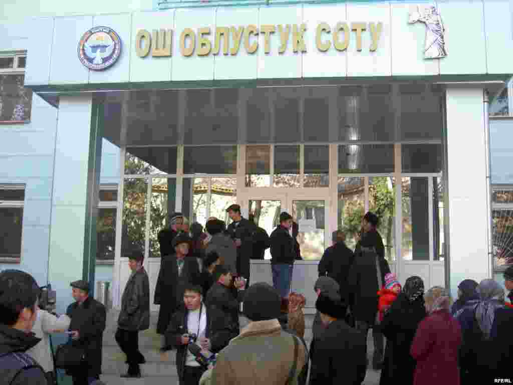 Ош областтык сотунда хизбутчу катары айыпталып жаткандардын  үстүнөн сот процесси башталды. -  В городе Ош начался судебный процесс над членами партии "Хизбут-тахрир".
