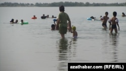 "Gurtly kölde" suwa düşýän çagalar. 20-nji iýul, 2014. (Illýustrasiýa suraty)