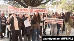 Armenia - Refugees from Nagorno-Karabakh protest outside the main government building in Yerevan, April 3, 2025. 
