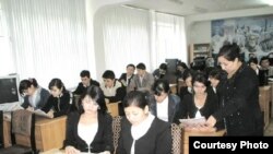 Ўзбекистонлик ўқитувчиларга кўра, талабанинг саводхонлик даражасини юқори қилиб, кўрсатиш вазирликдан талаб қилинади.