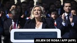 Марин ле Пен Париждеги акцияда тарапкерлерине кайрылууда. 6-апрель 2025-жыл