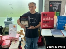 Илья Бернштейн с книгой Г. Злотина о берлинской эфемера.