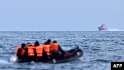 Рятувальний човен прямує до мігрантів, які пливуть на надувному човні через Ла-Манш. 1 січня 2024 року. Фото ілюстративне