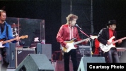 Боб Дилан. Wikipedia. GNU Free Documentation License.