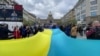 У Празі на акції протесту проти впливу Росії розгорнули прапор України (відео)
