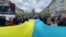 У Празі на акції протесту проти впливу Росії розгорнули прапор України (відео)