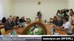 Քաղաքական ուժերի ներկայացուցիչները ԸՕ փոփոխությունների վերաբերյալ նոր համաձայնագրի ստորագրումից հետո, Երևան, 13-ը սեպտեմբերի, 2016թ․