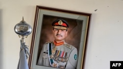 Поврежденный портрет пакистанского фельдмаршала Асима Мунира на стене в военном колледже в Ване после недавнего нападения. 13 ноября 2025 года