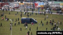 Протестувальники рухаються до урочища Куропати в передмісті Мінська, Білорусь, 1 листопада 2020 року