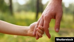 Kaka we onuň oglunyň eli.