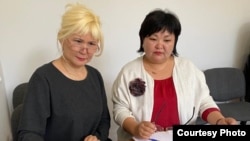 Активист Санавар Закирова (слева) и ее адвокат Жанара Балгабаева в рабочем кабинете адвоката во время судебного процесса по делу Закировой. Алматы, 20 мая 2020 года (фото из личного архива Жанары Балгабаевой).  