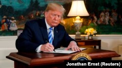 ԱՄՆ նախագահ Դոնալդ Թրամփը փաստաթուղթ է ստորագրում, արխիվ