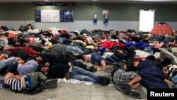 Փախստականները քնել են Բուդապեշտի երկաթուղային կայարանի մերձակա հրապարակում, 3-ը սեպտեմբերի, 2015թ. 