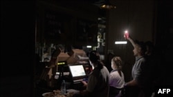 У Міненерго також нагадали, що у всіх областях України з 00:00 до 23:59 застосовуються графіки погодинних відключень і графіки обмеження потужності для промислових споживачів і бізнесу