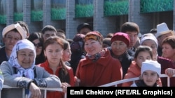 Нооруз майрамына арналган концерттик программанын көрүүчүлөрү. Бишкек. 21-март. 2015-ж.