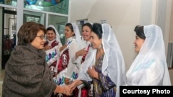 Нахустин президенти зани Қирғизистон Роза Отунбаева бо тоҷикони кишвараш мулоқот мекунад