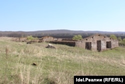 Развалины жилых бараков спецлагеря № 0016.