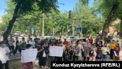 Алымкадыр Бейшеналиевди колдоп чогулгандар. 17-май,  2022-жыл.