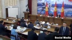 Курултай мыйзамы боюнча талкуу.