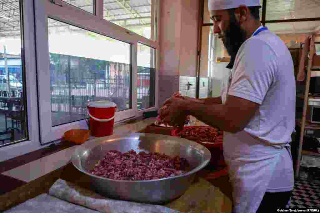 &quot;Мен ар бир самсаны маани берип, кылдат жасайм. Эч кандай сырдуу рецептим жок. Болгону этти туура тандап, чарым, тарамыш, бездерди кесип алып салыш керек. Андан соң майдалап, татымалдарды кошуп, жакшылап туздайм. Этти бир күн мурда даярдайбыз. Пиязды майда туурап, камырды да жакшы жууруп, ийлегенге аракет кылам. Тандырды ысык кармап, мээрим менен жасасаң, самса даамдуу болот&quot;, - дейт Мустафа. &nbsp;