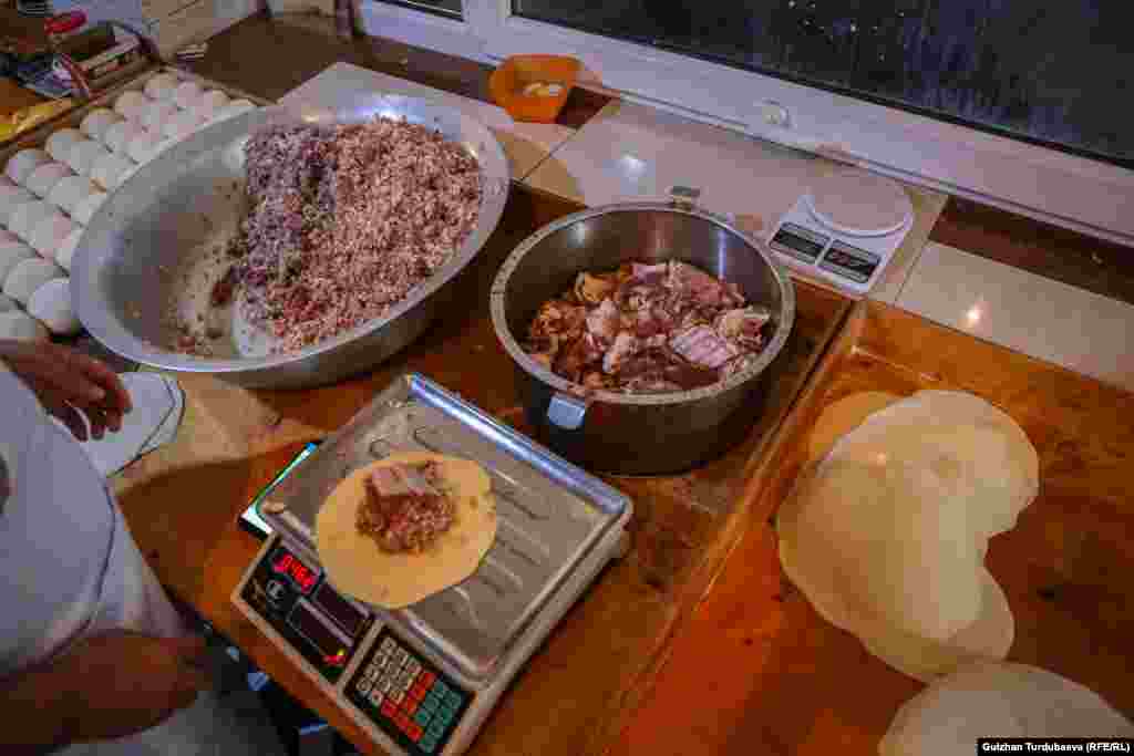 Ар бир самсанын салмагы таразага тартылат. Ошого жараша баасы да ар башка. Мисалы, кичине самса 120, орточо самса 160 сом, кабырга самса 180, чоң самса 200 сом. Чоң самсанын салмагы 500 грамм. &nbsp;