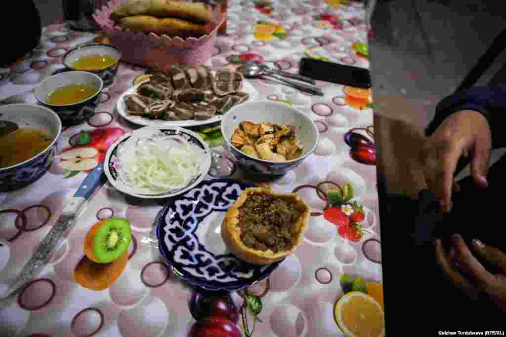 Самса жештин өзүнүн эрежеси бар. Самсанын түбүн бычак менен кылдат кесип, анан ичине каалаган татымалды салып, чай кашык менен жеш керек. Ал эми түбүн сорпого же чайга чылап жесең, даамы оозуңда калат.&nbsp;&nbsp;