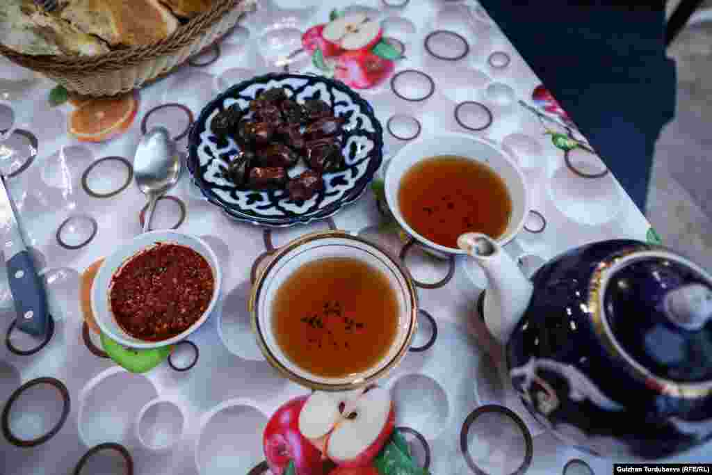 Самса нанүштөгө жакын бышат. Ага чейин кардарлар ысык чай ичип, күтүп отурушат. Самса тандырга жабылгандан кийин 45 мүнөттө бышат.