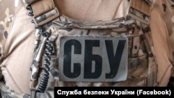 За даними слідства та військової контррозвідки СБУ, до оборудки причетні колишній директор одного з департаментів Міноборони та керівник приватного підприємства