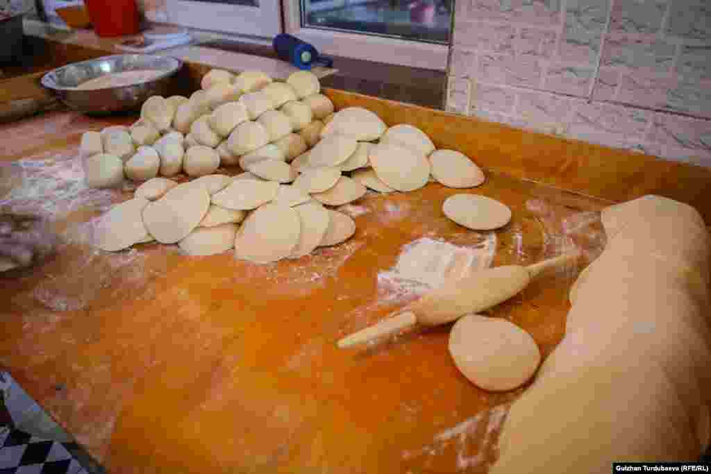 Самсага сапаттуу ун керек. Унга суу, туз гана кошулуп жуурулат.&nbsp;