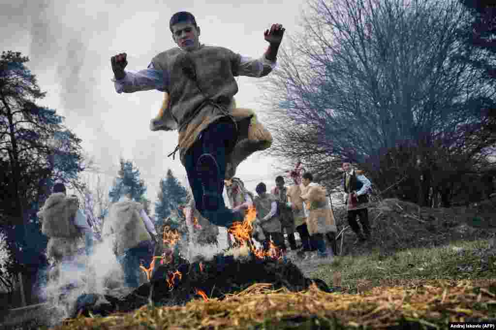 1-март, Сербия. Лозовик айылында оттун үстүнөн секирип, ойноп жаткан бала. Беш күндөн кийин Сербияда COVID-19 инфекциясынын биринчи учуру катталды. Коронавирус Будапешттен кайтып келген жарандан табылган. 6-апрелге карата Сербияда коронавирус инфекциясынан 51 киши каза болду.&nbsp;