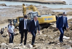 Президент Узбекистана Шавкат Мирзияев на месте прорыва дамбы.