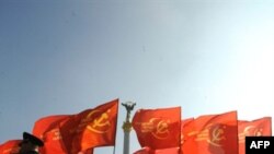 На отдельных участках политического фронта стороны перешли от демонстрации флага к более активным действиям. На фото: прогрессивные социалисты на марше