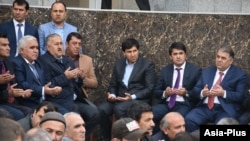 На джанозе в Центральной мечети Душанбе