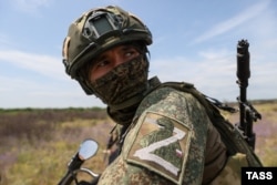 Фото TASS. Російський загарбник групи військ «Центр» на українській Донеччині. 28 липня 2025 року