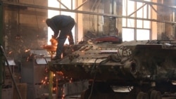 У цеху старий танк розбирають буквально на запчастини