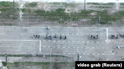 “Азовсталь” заводунан чыгарылып жаткан украин аскерлери жарадарларды көтөрүп баратат.