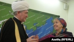 Равил хәзрәт Гайнетдин жюри әгъзасы Әлфинә Сибгатуллинага рәхмәт белдерә