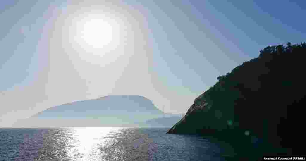 Сонячна доріжка перед Аю-Дагом