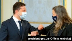 Ուկրաինայի նախագահ Վլադիմիր Զելենսկի և ԱՄՆ պետքարտուղարի տեղակալ Վիկտորիա Նուլանդ, Կիև, մայիս, 2022թ․